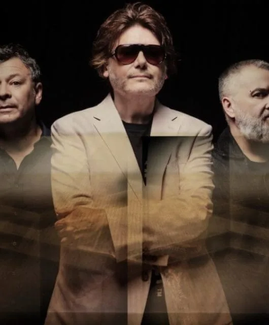 Manic Street Preachers share new single, Decline & Fall